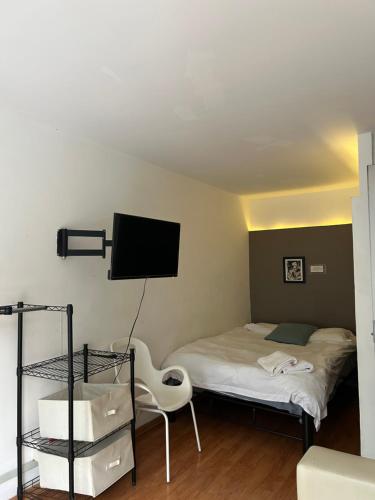 Ένα ή περισσότερα κρεβάτια σε δωμάτιο στο Linda Habitacion privada con balcon en Polanco