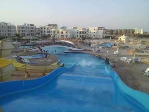 La pileta dentro o cerca de ras sidr راس سدر اجمل شاليه جاهز كامل فى احسن مكان فى مصر جولدن بيتش1 راس سدر