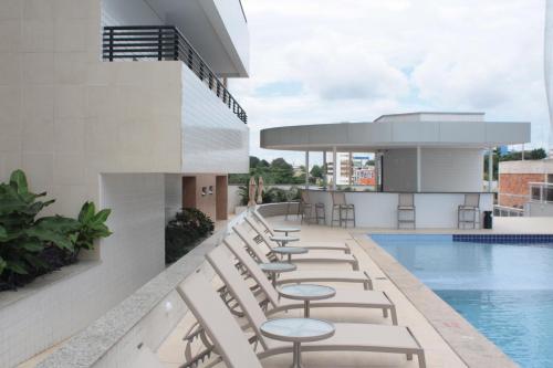 uma fila de espreguiçadeiras junto a uma piscina em Quality Hotel Manaus em Manaus