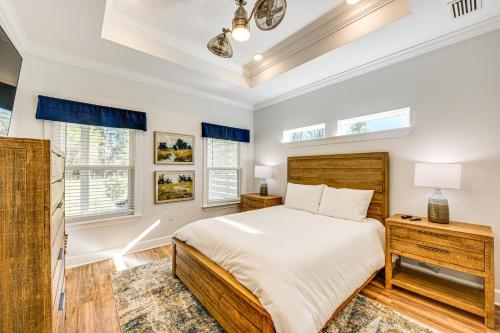 Ένα ή περισσότερα κρεβάτια σε δωμάτιο στο 18 Mi to FSU Quaint Cottage on 8 Acres with Grill!