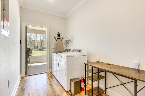 Η κουζίνα ή μικρή κουζίνα στο 18 Mi to FSU Quaint Cottage on 8 Acres with Grill!