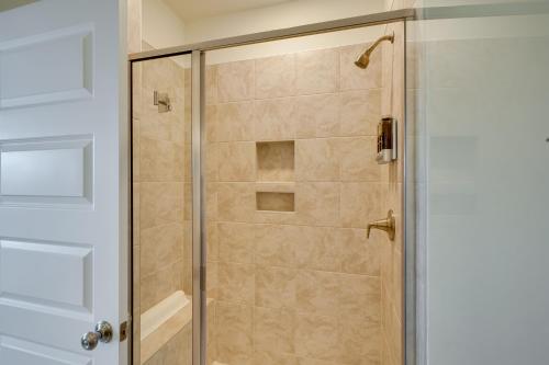 Un baño de Modern Downtown Apt with Balcony in Wake Forest!