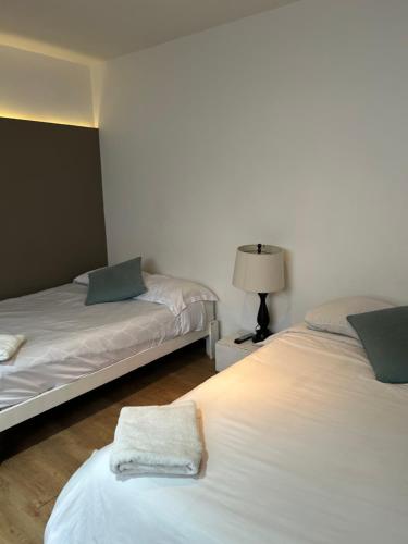 a bedroom with two beds with towels on them at Linda Habitación Privada Polanco 2 camas Mat y baño in Mexico City