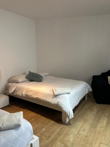 Ένα ή περισσότερα κρεβάτια σε δωμάτιο στο Linda Habitación Privada Polanco 2 camas Mat y baño