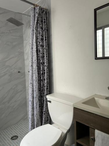 Ένα μπάνιο στο Linda Habitación Privada Polanco 2 camas Mat y baño