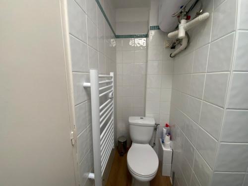 een kleine badkamer met toilet in een kamer bij Le duplex biterrois in Béziers