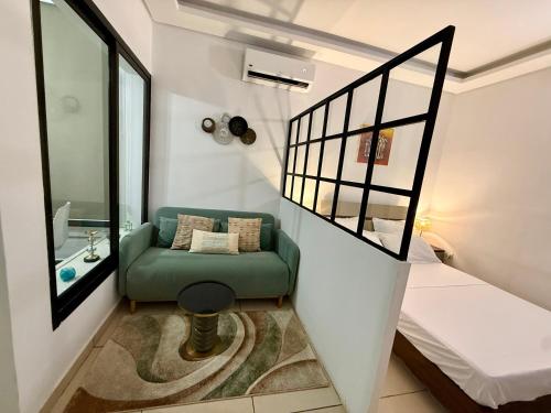 una scala con una sedia verde in una stanza di Nexus Lodge a Abidjan