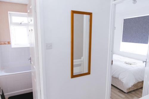 Bilik mandi di 2BR House Near Excel, O2, City Airport, 3 DLR Lines