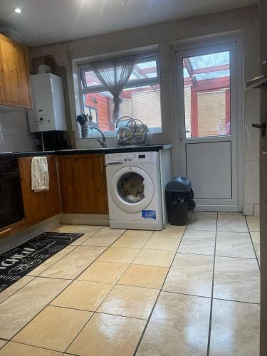 Dapur atau dapur kecil di 2BR House Near Excel, O2, City Airport, 3 DLR Lines