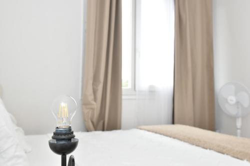 - une chambre dotée d'un lit avec une bougie dans l'établissement Chambre privée à Triolo - Stade - Fac Lille 1, à Villeneuve d'Ascq