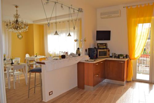 eine Küche mit einer Theke und einem Esszimmer in der Unterkunft Civico 28 in Matera