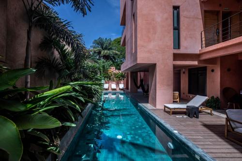 Brisas de ZicatelaにあるCasa Toro La Puntaの建物前のスイミングプール