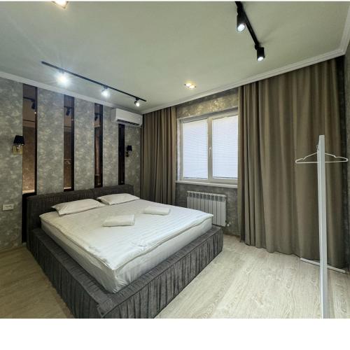 Postel nebo postele na pokoji v ubytování Cozy Classic Apartment