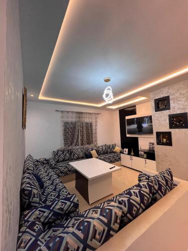 Μια τηλεόραση ή/και κέντρο ψυχαγωγίας στο Ocean Breeze Haven Bright & Comfy Apartment in Oued Laou