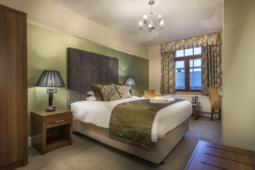 เตียงในห้องที่ The Royal Oak Hotel, Welshpool, Mid Wales