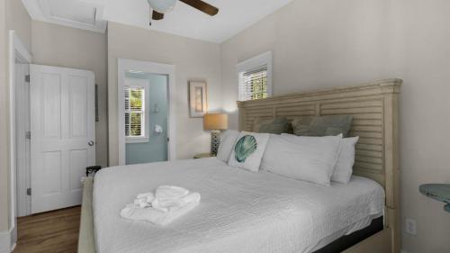 En eller flere senge i et værelse på Beach Bungalow 101