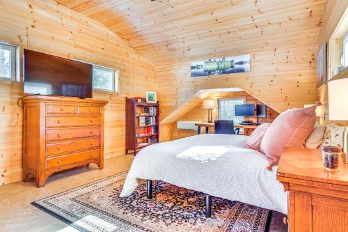 TV a/nebo společenská místnost v ubytování Hiking and Snowmobile Trails On-Site Alton Retreat!