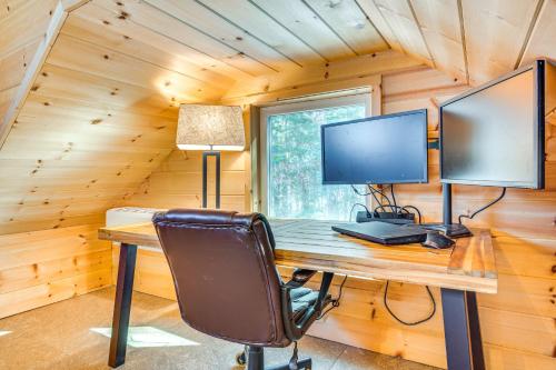 TV a/nebo společenská místnost v ubytování Hiking and Snowmobile Trails On-Site Alton Retreat!