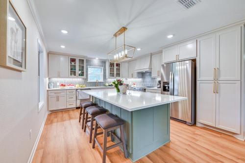 Patio, Yard, Views Modern Home in Longviewにあるキッチンまたは簡易キッチン