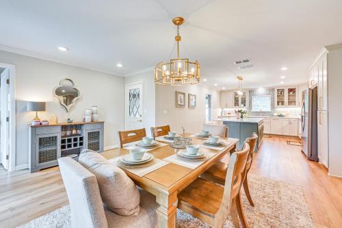 Patio, Yard, Views Modern Home in Longviewにあるキッチンまたは簡易キッチン