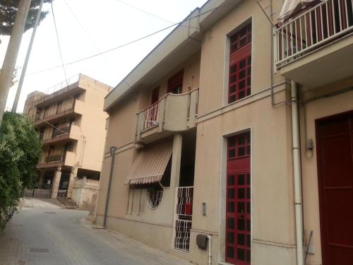 a building with red doors on a street at Bed & Breakfast Hollywood in Villarosa