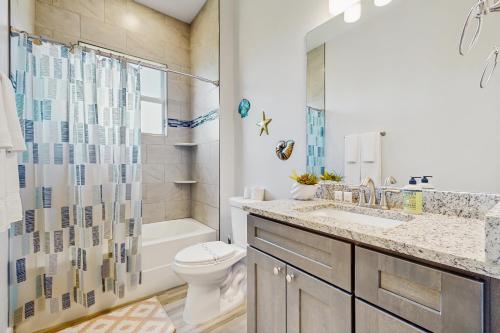 un bagno con un lavandino e una doccia di Sea Clarity a Port Charlotte