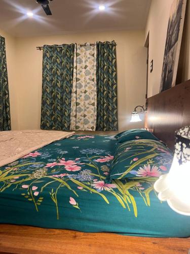 シュリーナガルにあるHaven Retreatのベッド(花の上に青い毛布付)