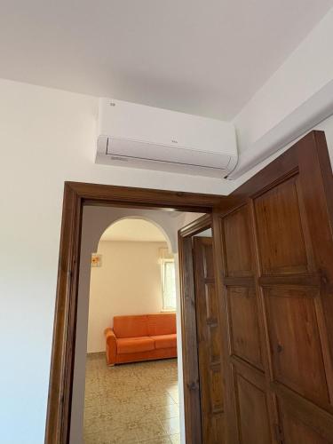 a living room with an orange couch and a ceiling at La casa di Nana' 1 in Casalbordino
