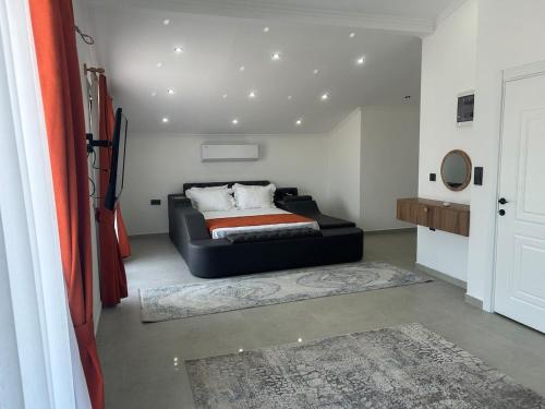 Un dormitorio con una cama y un sofá en una habitación. en Villa Gülce, en İncirköy