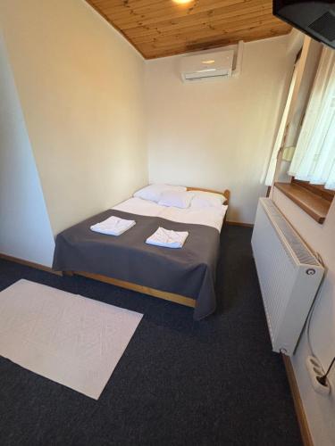 Ένα ή περισσότερα κρεβάτια σε δωμάτιο στο Nemere Apartmans