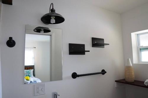 a bathroom with a mirror and a black light at Mi Casa Es Tu Casa, Airport Suites in Tampa