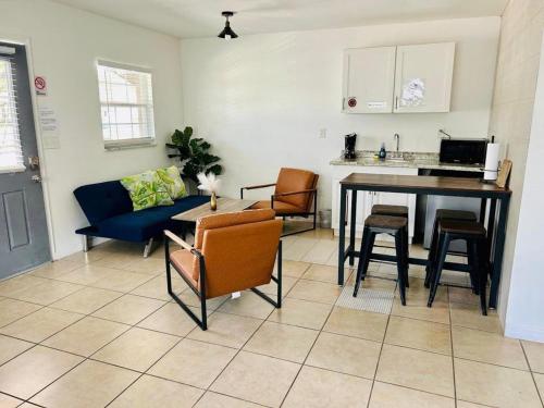 a kitchen and living room with a table and chairs at Mi Casa Es Tu Casa, Airport Suites in Tampa