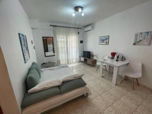 un soggiorno con un divano e un tavolo di 3 Bedroom House, 200m from Trikorfo Beach a Yerakiní