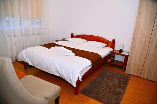 Ένα ή περισσότερα κρεβάτια σε δωμάτιο στο Casa Matei