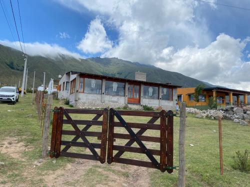 una puerta frente a una casa con una montaña en Casa La Bustamante, en El Mollar