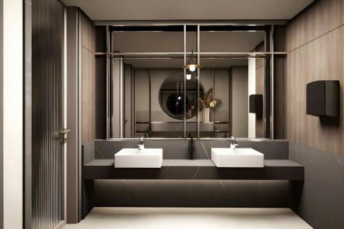 アンタルヤにあるMarriott Executive Apartments Antalyaの洗面台が2つと鏡があるバスルーム