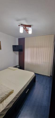 une chambre avec un lit et un plafond dans l'établissement Apartament Matthias, à Drobeta-Turnu Severin