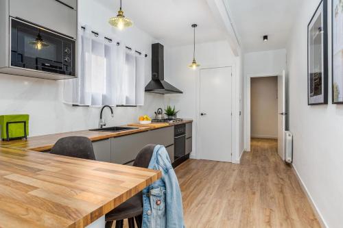 Poble Sec 3BR 2BA Balcony Sleeps 7