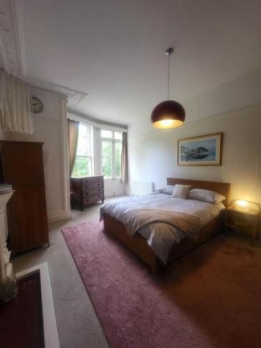 Ένα ή περισσότερα κρεβάτια σε δωμάτιο στο Quirky Central Bromley Apartment