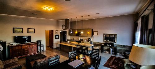 una stanza con cucina e soggiorno di Desert Rendezvous a Hentiesbaai