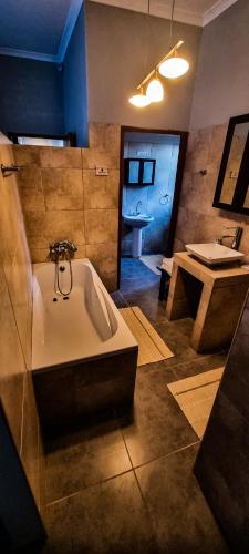 un bagno con vasca e lavandino di Desert Rendezvous a Hentiesbaai