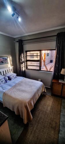 una camera da letto con un letto grande e una finestra di Desert Rendezvous a Hentiesbaai