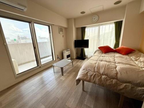 une chambre avec un lit et deux grandes fenêtres dans l'établissement Tokan Nakanoshima Castel - Vacation STAY 19497, à Sapporo