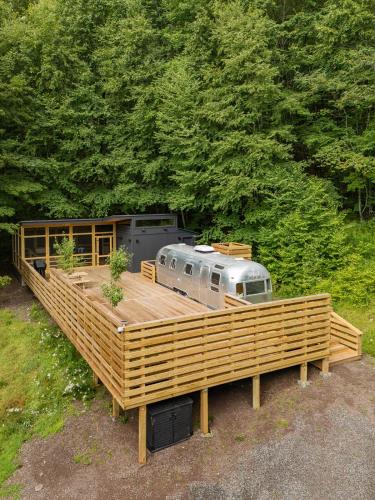Κήπος έξω από το Sunlit Airstream in Trees with Expansive Deck Nature Views