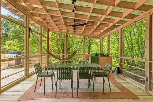 Μπαλκόνι ή βεράντα στο Sunlit Airstream in Trees with Expansive Deck Nature Views