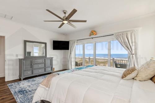 Ένα ή περισσότερα κρεβάτια σε δωμάτιο στο Experience oceanfront luxury with this spacious 5-bedroom house
