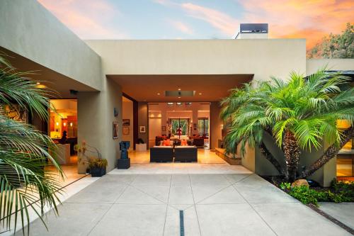 una casa con palmeras delante en Art-Filled Luxury Escape - Roomy & Refined, en San Diego