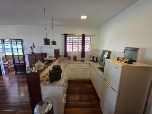 een keuken met een witte koelkast en een aanrecht bij Mathoeralaan Appartement in Paramaribo