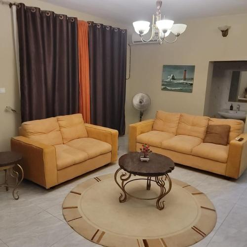 The2ndApartment tesisinde bir oturma alanı