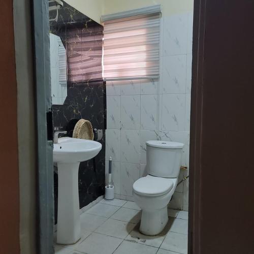 The2ndApartment tesisinde bir banyo